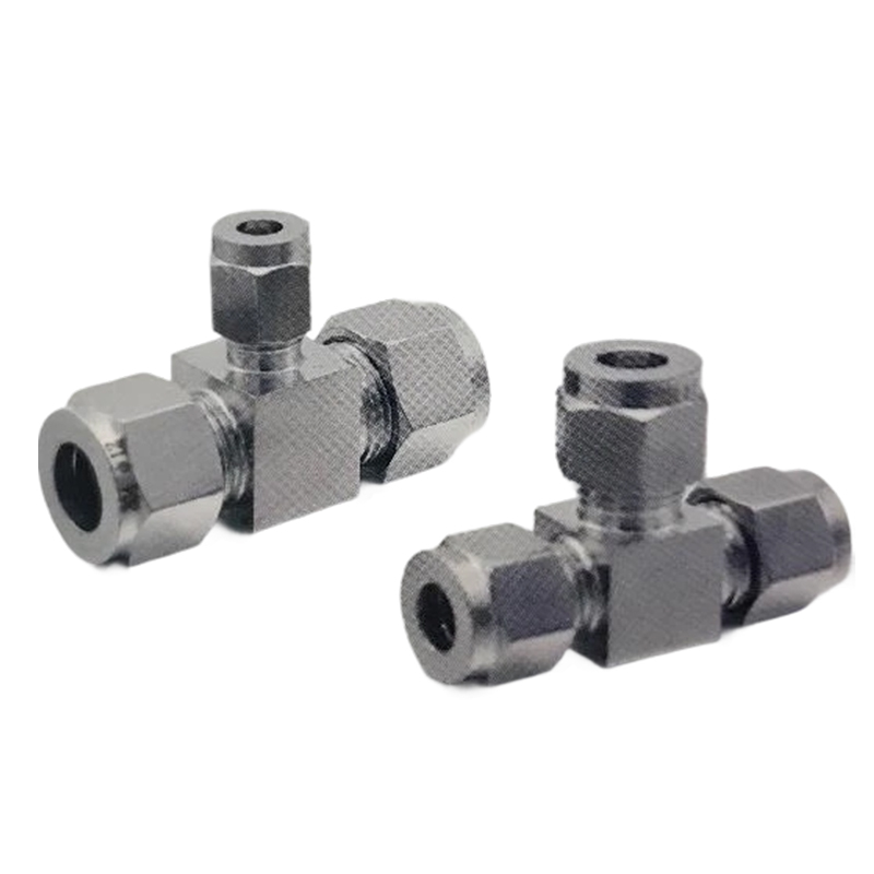 How does the sealing structure of a compression fitting tee connector prevent media leakage?