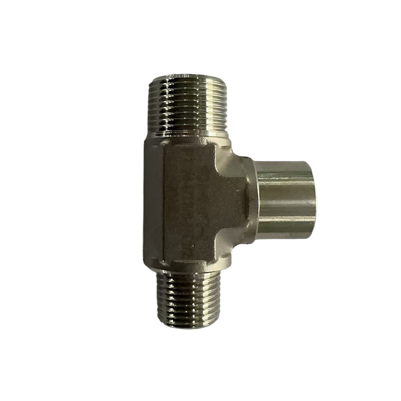 How can the stability of a connector compression fitting tee be guaranteed in a vibration environment?